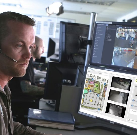 Operador en un centro de monitoreo de video Avigilon