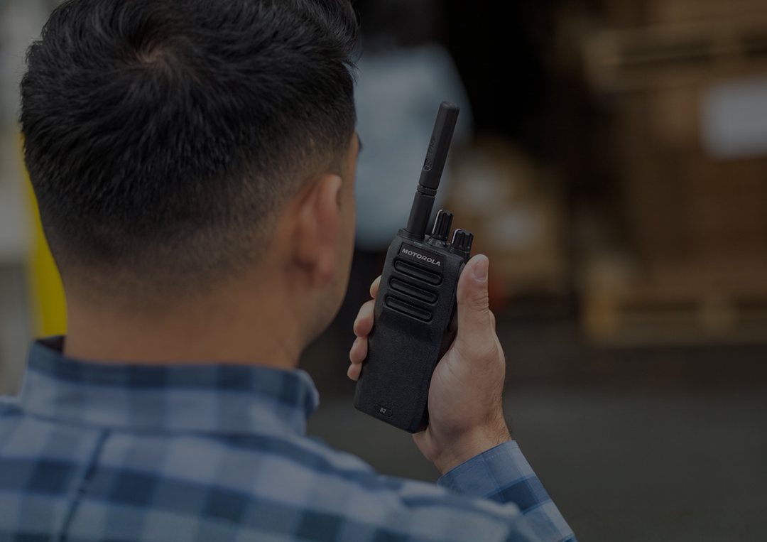 Persona usando un radio Motorola